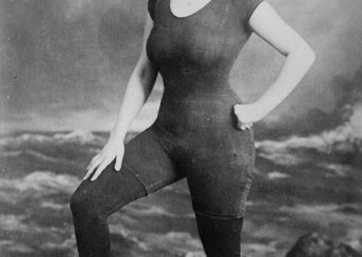 Débat d'images : Anette Kellerman promeut l'utilisation du maillot de bain en 1917. Elle sera arrêtée pour exhibitionnisme